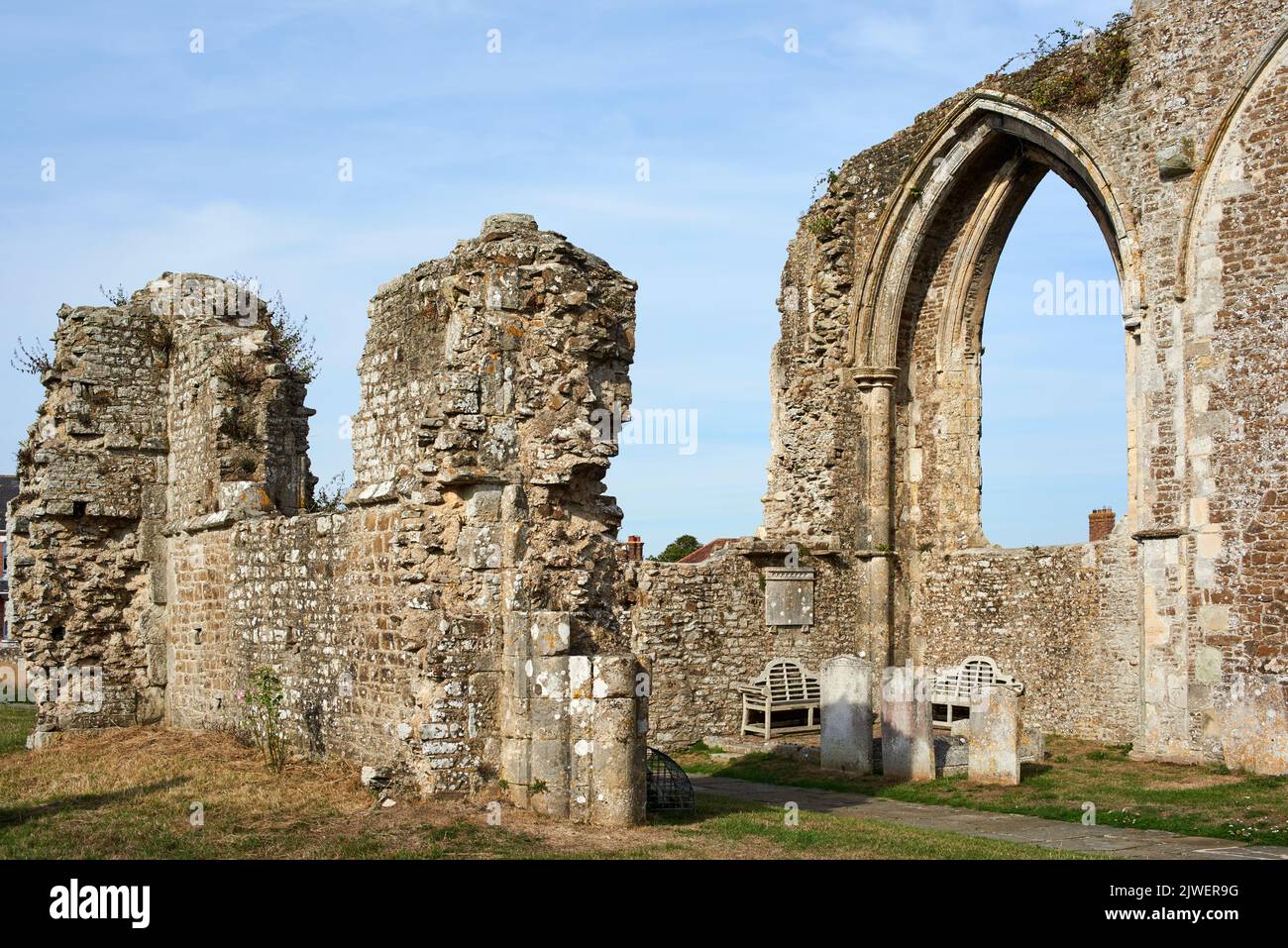 Überreste der Querschiffe in der mittelalterlichen Kirche des Märtyrers Thomas, Winchelsea, Ost-Sussex, Südostengland Stockfoto