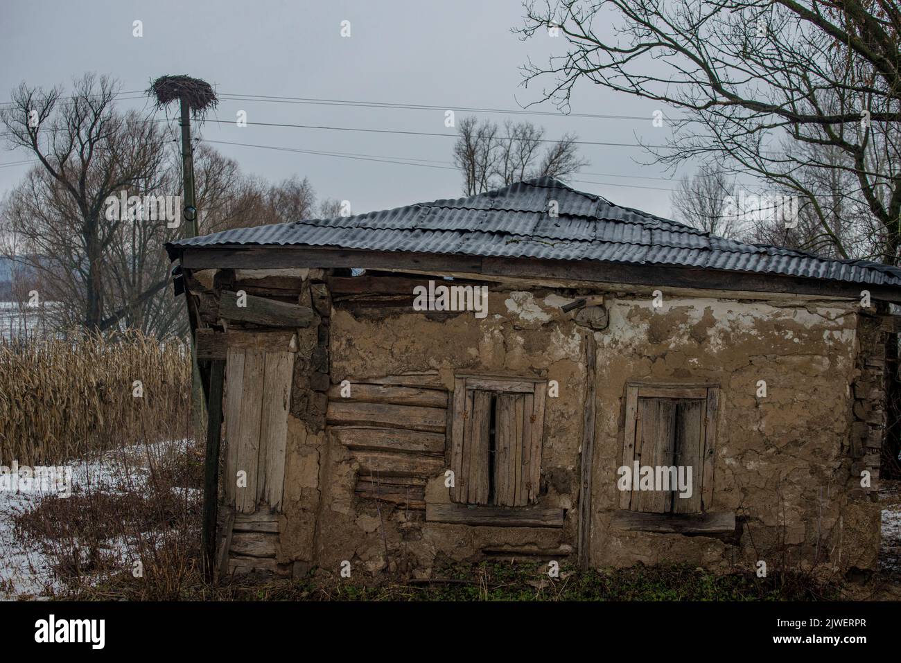 Verlassenes Haus in der Nähe von Romny, Ukraine, mit einem Storchnest, dem Symbol der Heimat in der Ukraine Stockfoto