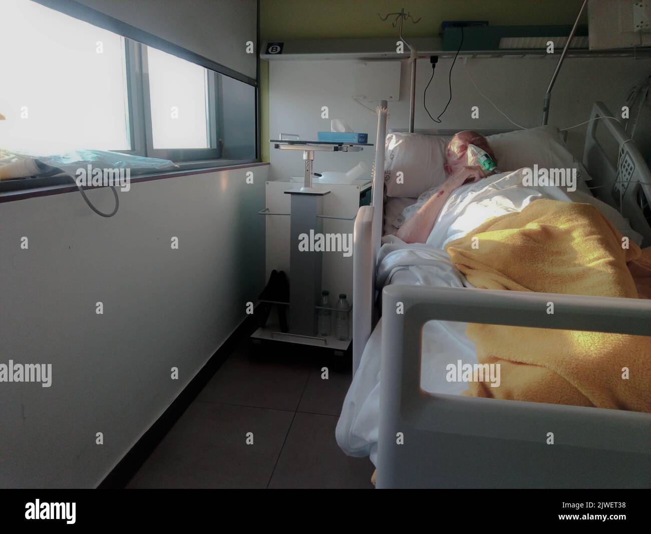 Mann im Krankenhausbett Stockfoto