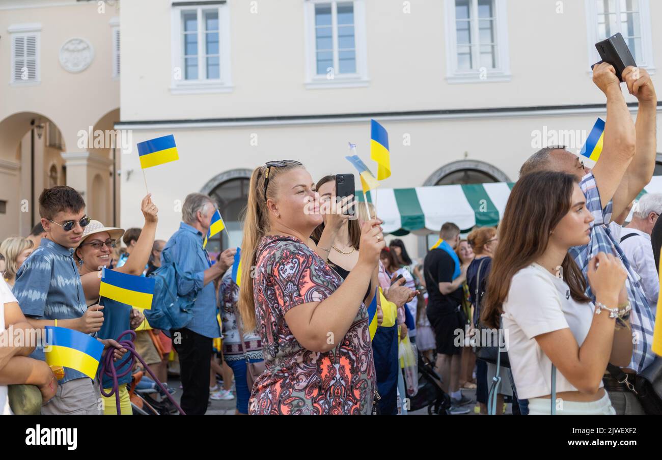 LJUBLJANA, SLOWENIEN - 24. August 2022: Treffen zum Unabhängigkeitstag der Ukraine. Menschen mit Flaggen und nationalen Symbolen Stockfoto