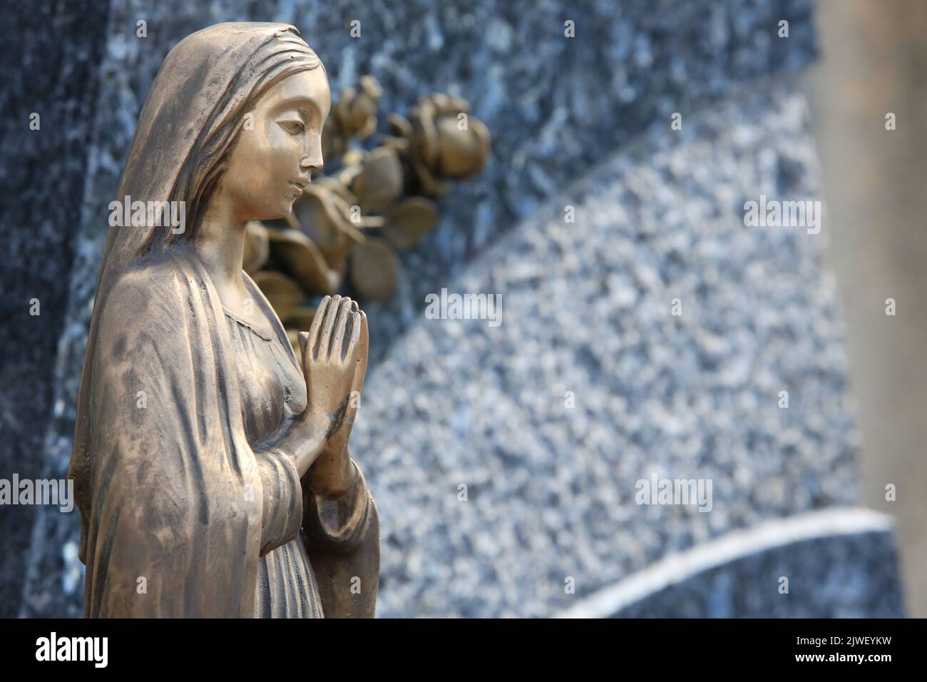 Vierge-Marie. Statuette sur une pierre tombale. Saint-Gervais-les-Bains. Haute-Savoie. Auvergne-Rhône-Alpes. Frankreich. Europa. Stockfoto