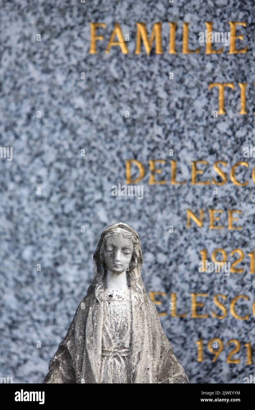 Vierge-Marie. Statuette sur une pierre tombale. Saint-Gervais-les-Bains. Haute-Savoie. Auvergne-Rhône-Alpes. Frankreich. Europa. Stockfoto