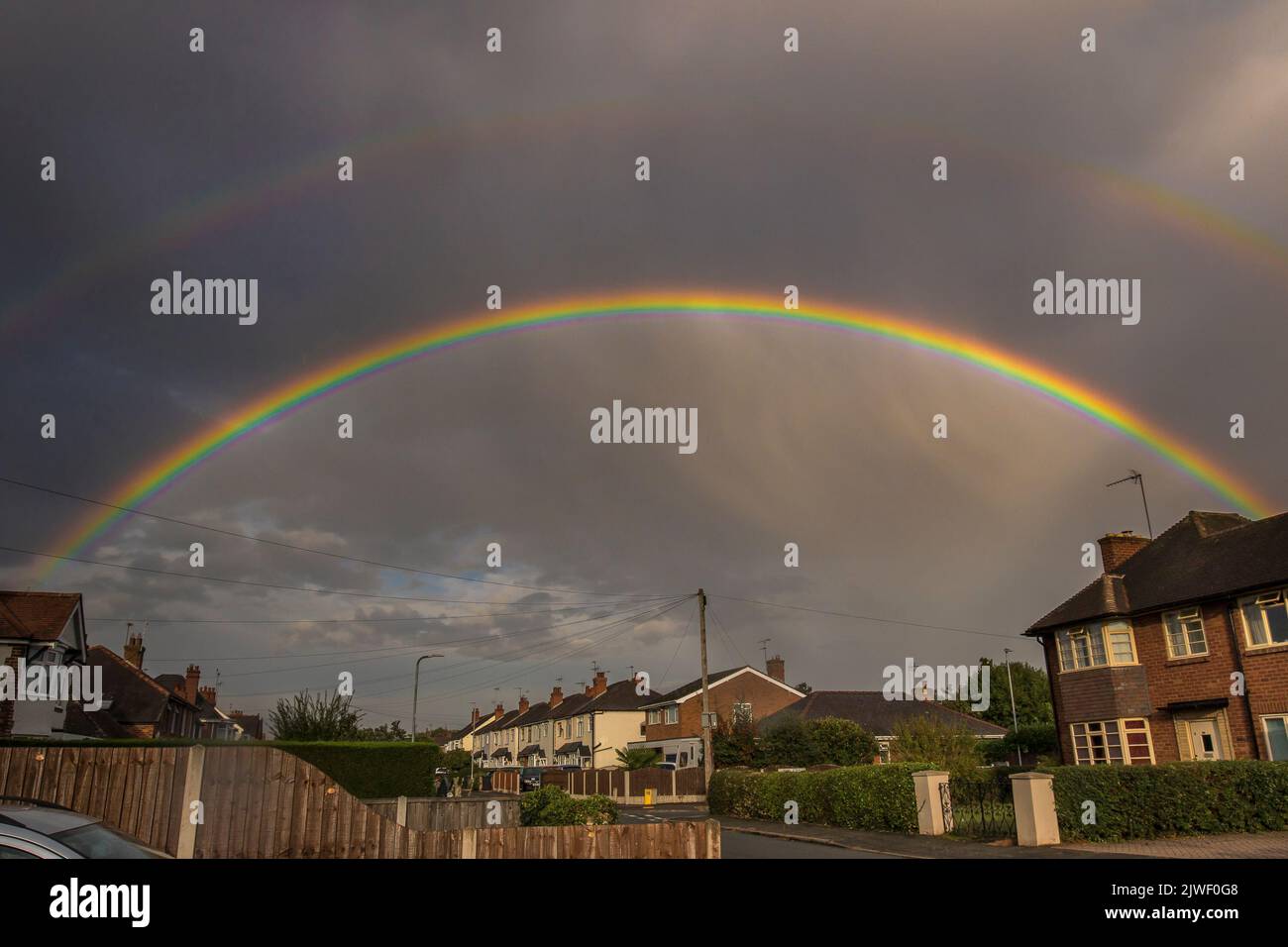 Kidderminster, Großbritannien. 5.. September 2022. Wetter in Großbritannien: Der seltene Anblick eines Regenbogens mit Zwilling zeigt sich in einem stürmischen Himmel, da weitere Regenstürme in Großbritannien zu sehen sind. Kredit: Lee Hudson/Alamy Live Nachrichten Stockfoto