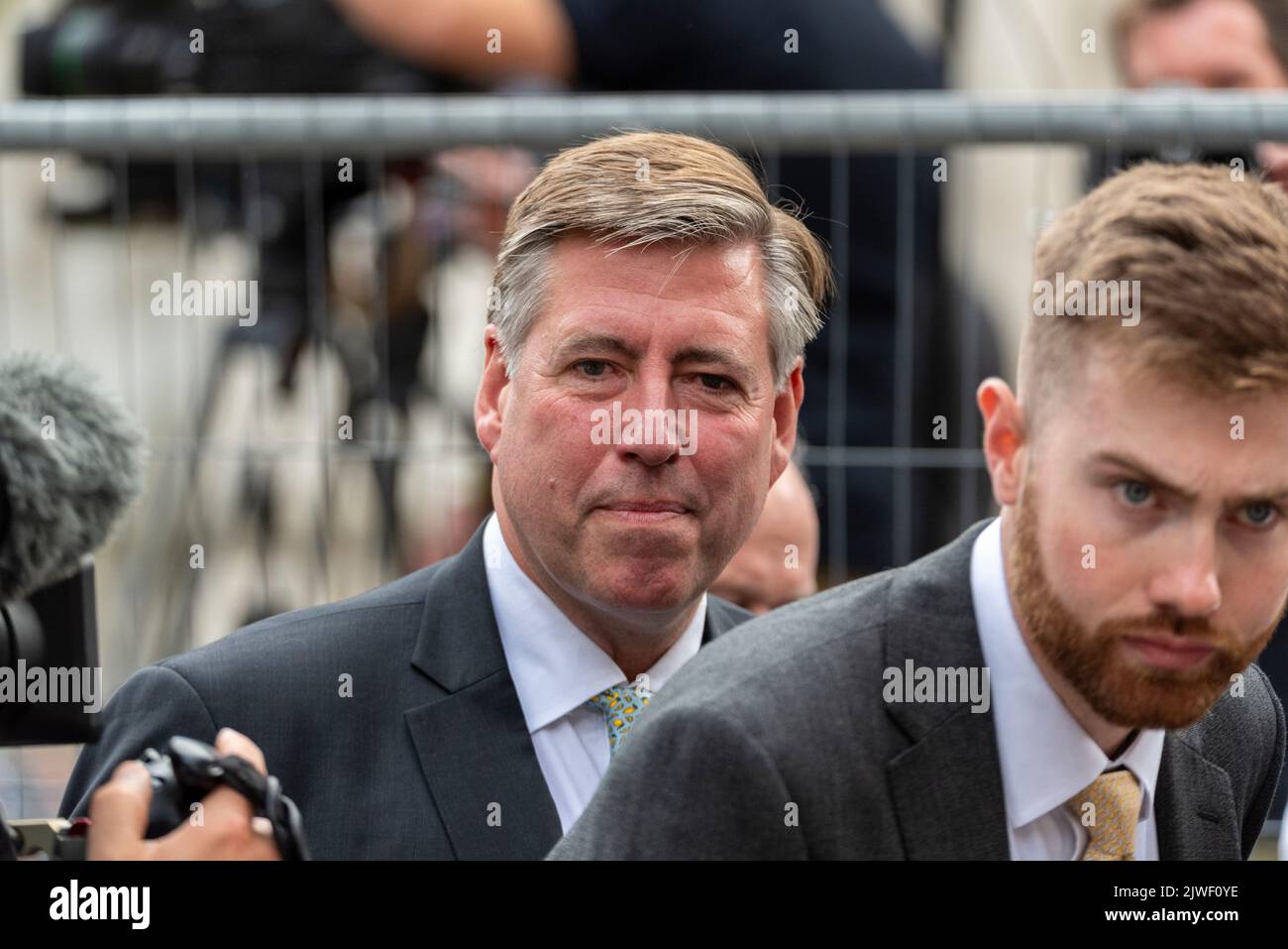 Graham Brady MP nach der Wahl des neuen konservativen Parteivorsitzenden und neuen Premierministers vor dem Queen Elizabeth II Centre, London, Großbritannien Stockfoto