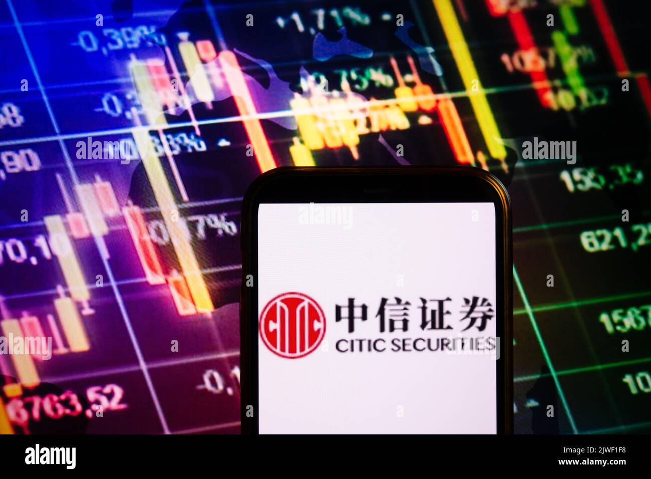 KONSKIE, POLEN - 04. September 2022: Smartphone mit Logo der CITIC Securities Company im Hintergrund des Börsendiagramms Stockfoto