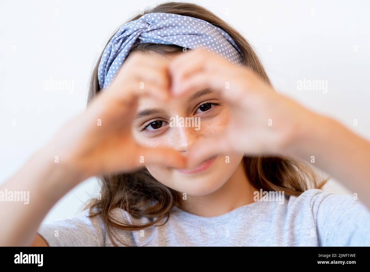 Dankbare Kind Nächstenliebe Spende Mädchen Herz Geste Stockfoto