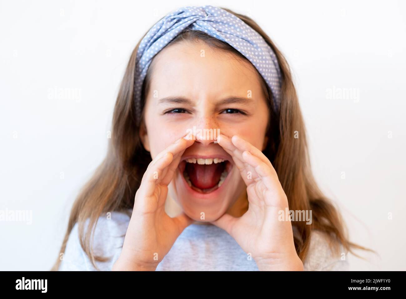 Brüllende Kind Porträt Aufmerksamkeit Suche verrückte Mädchen Stockfoto