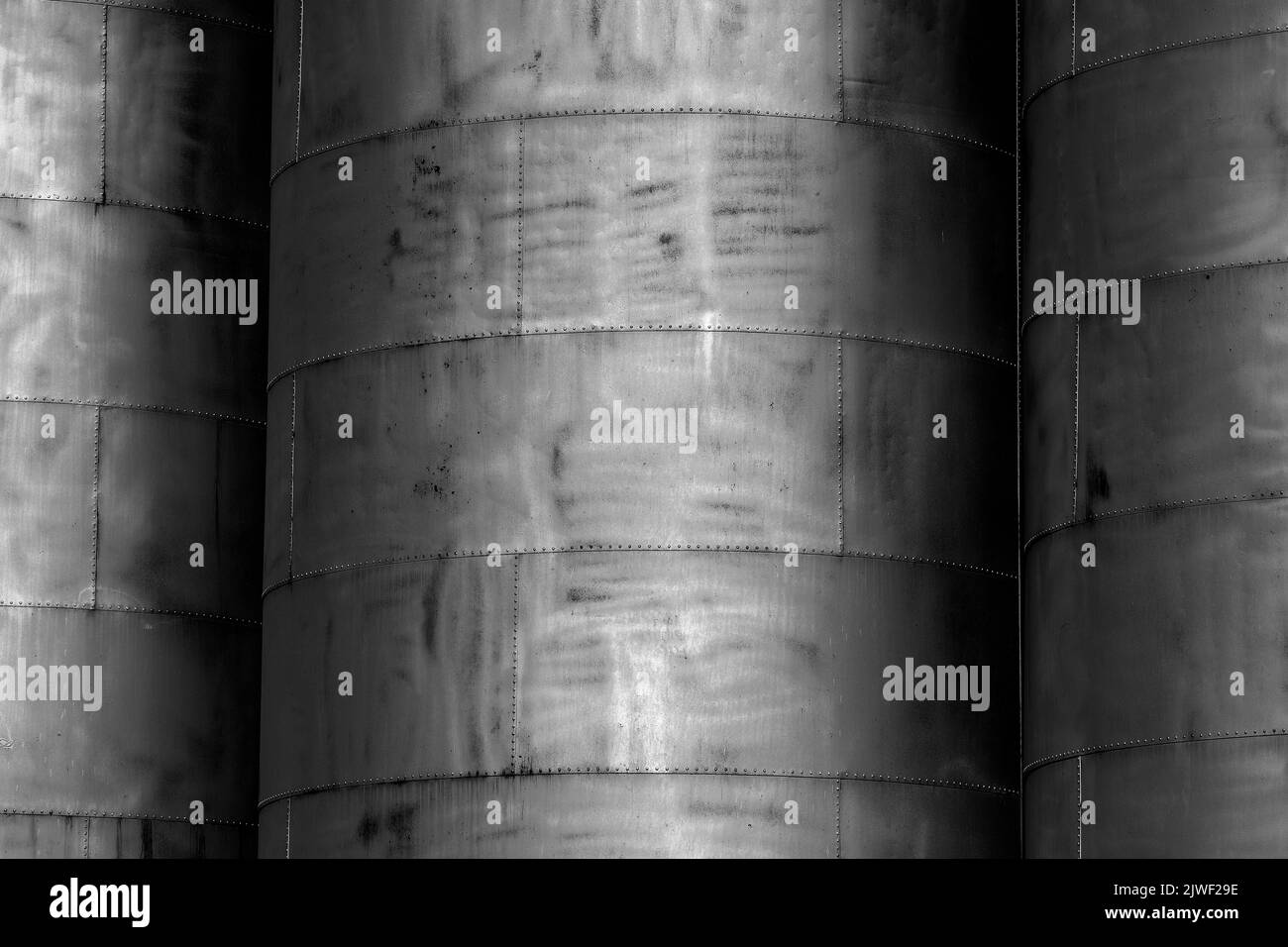 Getreidesilos im ländlichen Raum zur Lagerung von Kulturpflanzen, die später verkauft werden sollen Stockfoto