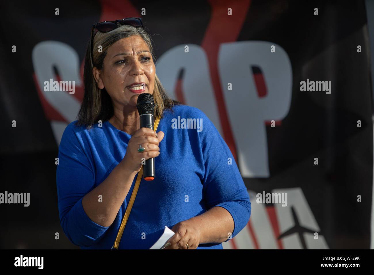 Glasgow, Schottland, 5. September 2022. Kaukab Stewart, Mitglied des schottischen Parlaments der Scottish National Party, spricht am 5. September 2022 auf dem George Square in Glasgow, Schottland, eine Kundgebung gegen Abschiebungen von Asylbewerbern und Flüchtlingen nach Ruanda im Rahmen einer neuen Politik der konservativen Regierung. Foto: Jeremy Sutton-Hibbert/Alamy Live News Stockfoto