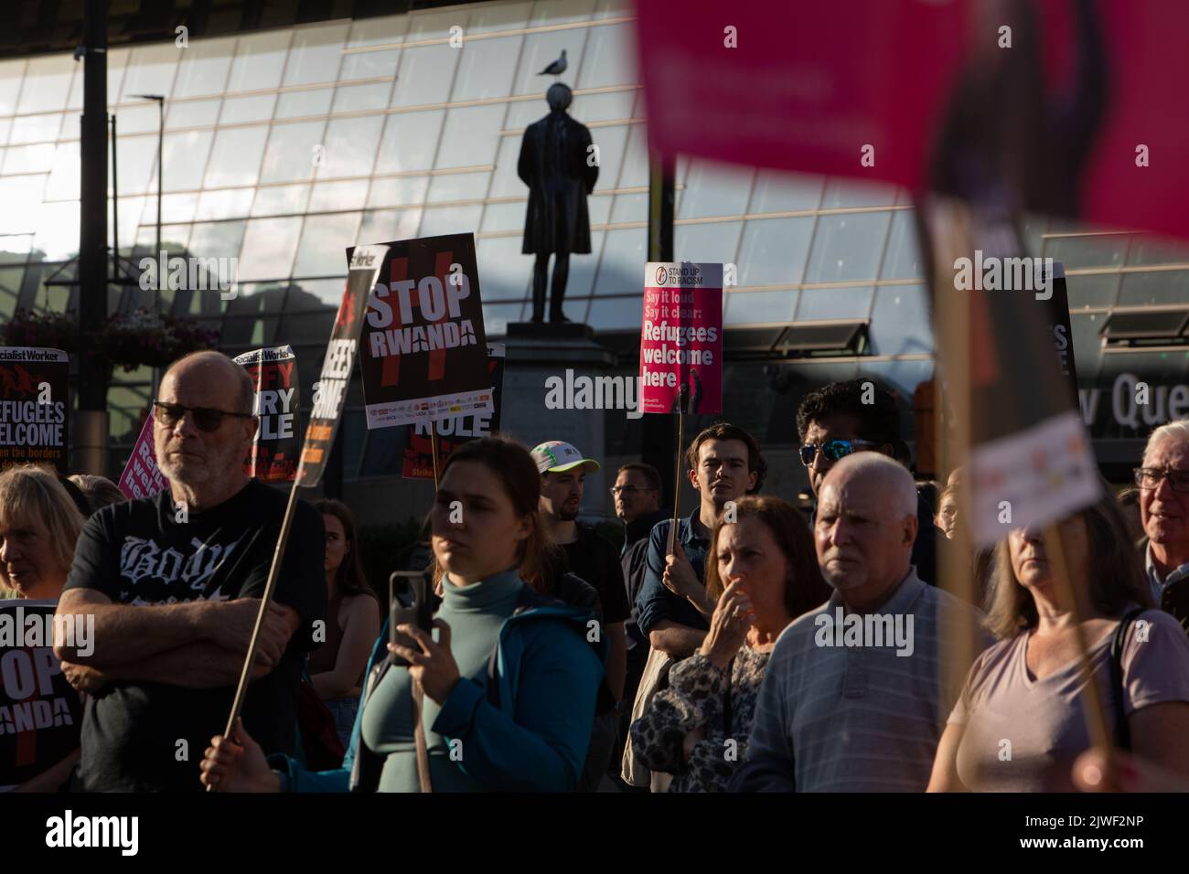 Glasgow, Schottland, 5. September 2022. Stop Ruanda Kundgebung gegen Abschiebungen von Asylbewerbern und Flüchtlingen nach Ruanda im Rahmen der neuen Politik der konservativen Regierung findet am 5. September 2022 auf dem George Square in Glasgow, Schottland, statt. Foto: Jeremy Sutton-Hibbert/Alamy Live News Stockfoto