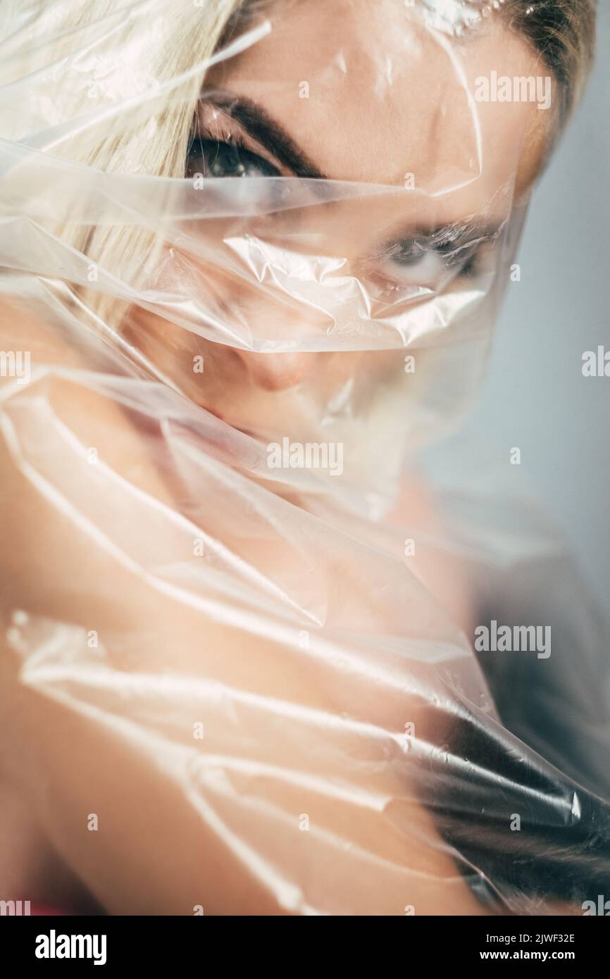 Verängstigte Frau entkokelt Kunst Porträt bulling Stockfoto