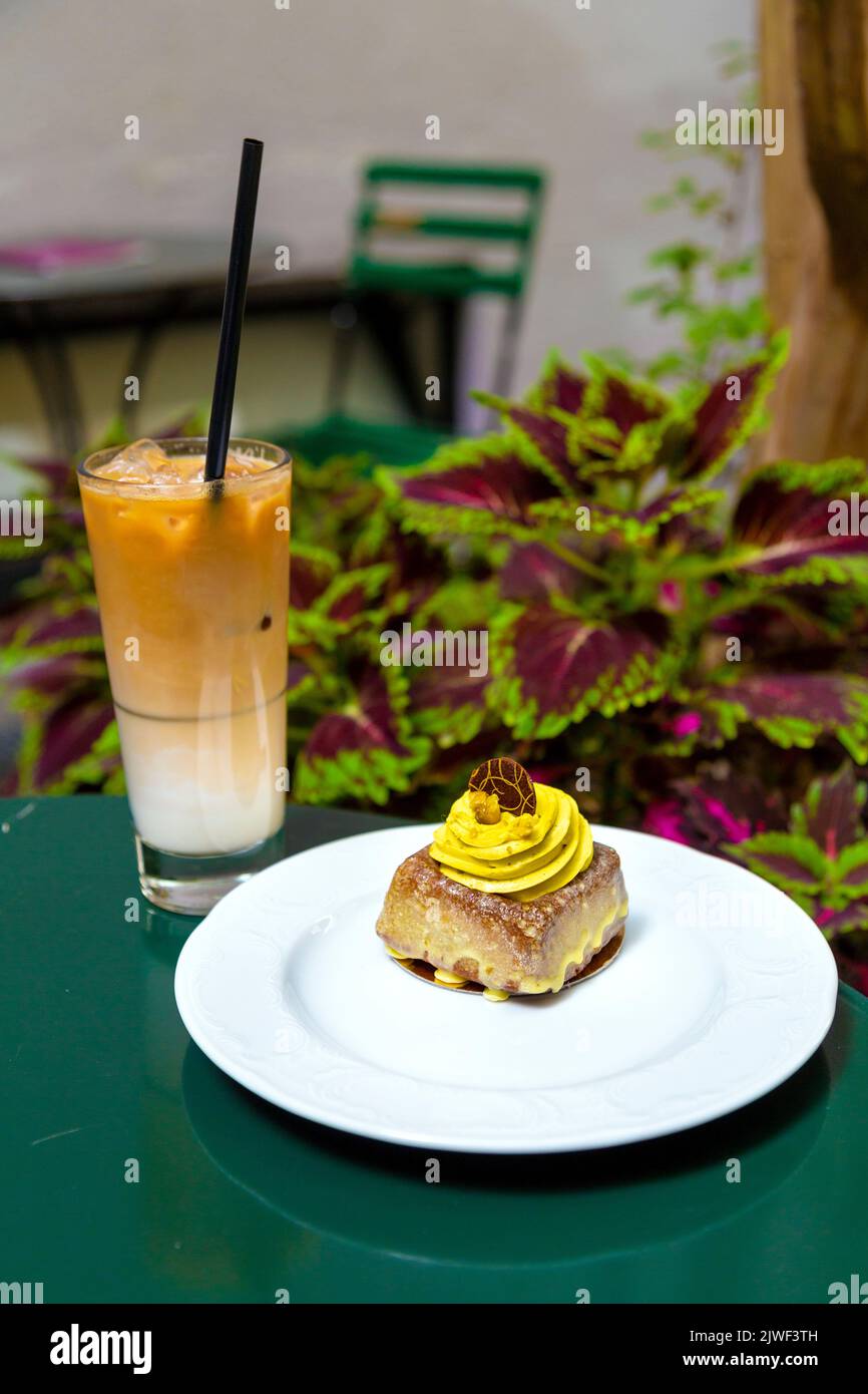 Pistazien-Kuchen und Eiskaffee im Café & Conditorei 1842, Zürich, Schweiz Stockfoto