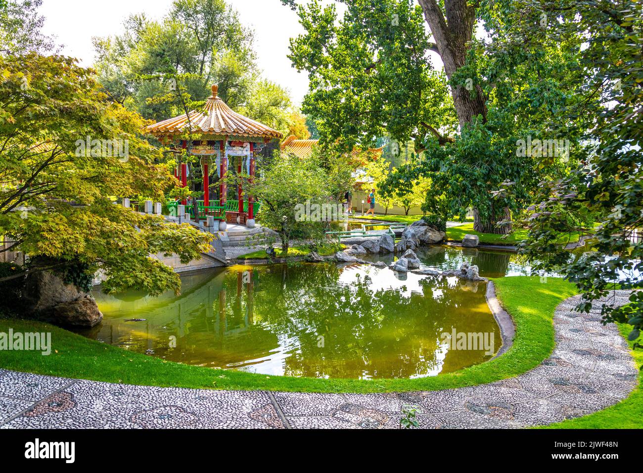 Chinesische Pagode mit Blick auf einen Teich im China Garden (Chinagarten Zürich), Seefeld, Zürich, Schweiz Stockfoto