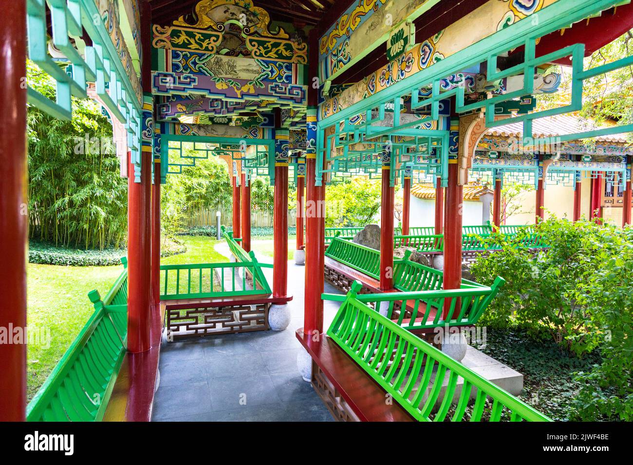 Farbenfrohe Pavillonwege im China Garden (Chinagarten Zürich), Seefeld, Zürich, Schweiz Stockfoto