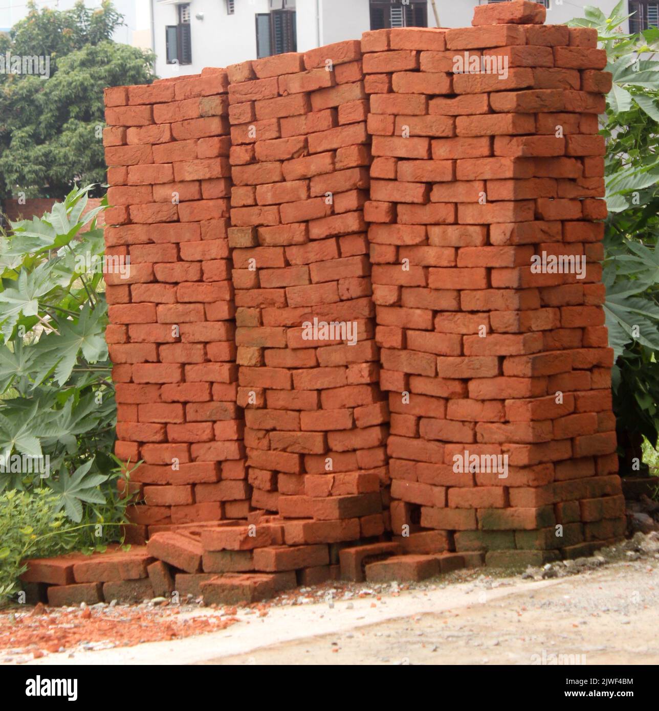 Ein großer Stapel roter Steine Stockfoto