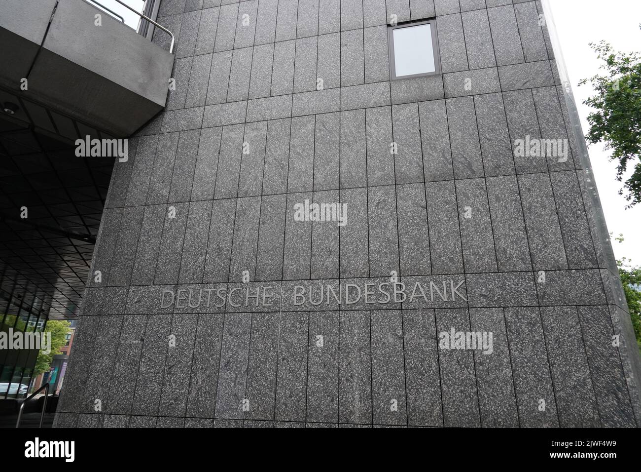 Gebäude der Deutschen Bundesbank mit dem Namen in deutscher Sprache. Stockfoto