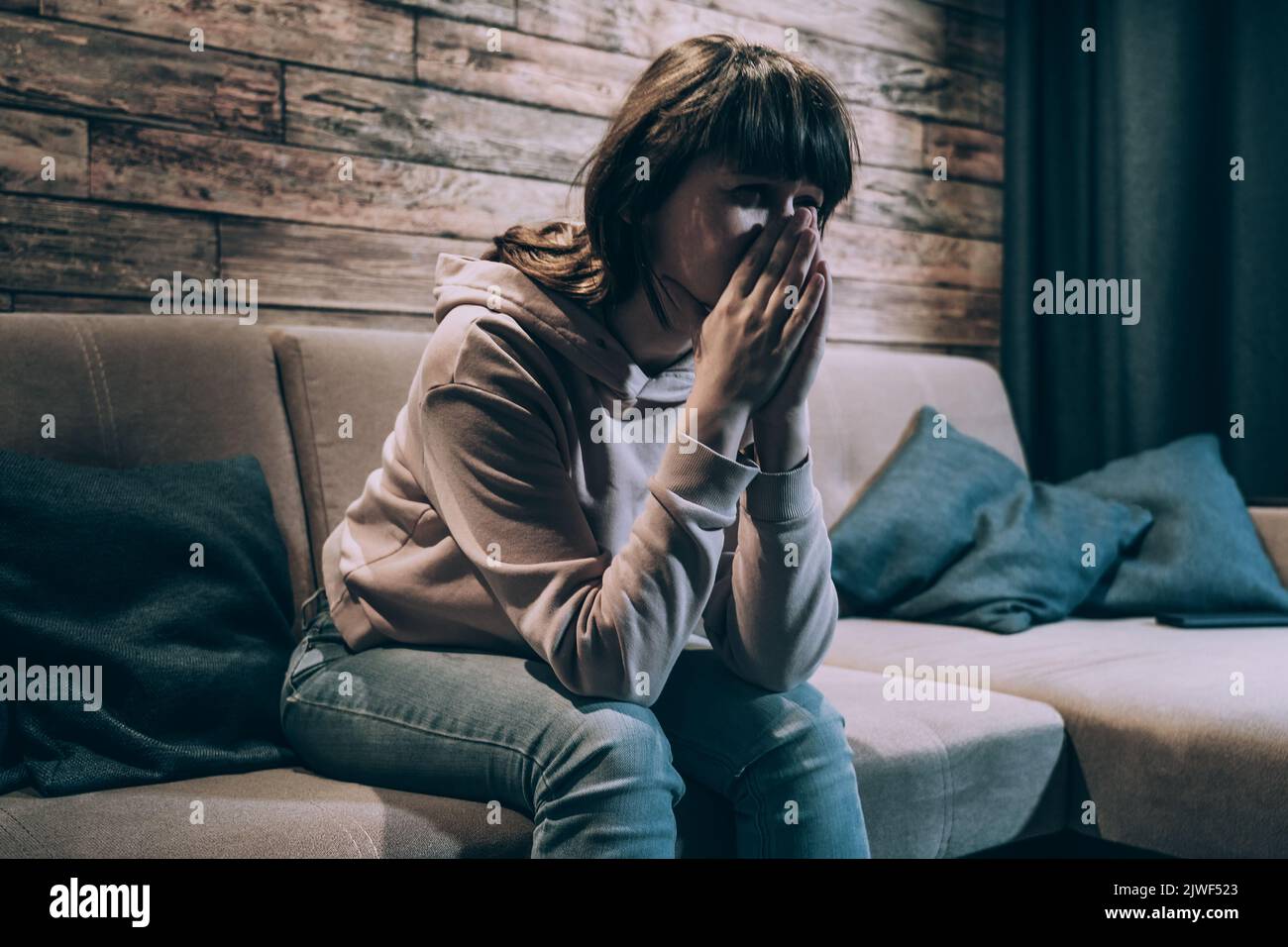 Junge Frau weint zu Hause. Einsam gestresst verärgert weiblich. Psychische Probleme oder Depressionen. Stockfoto
