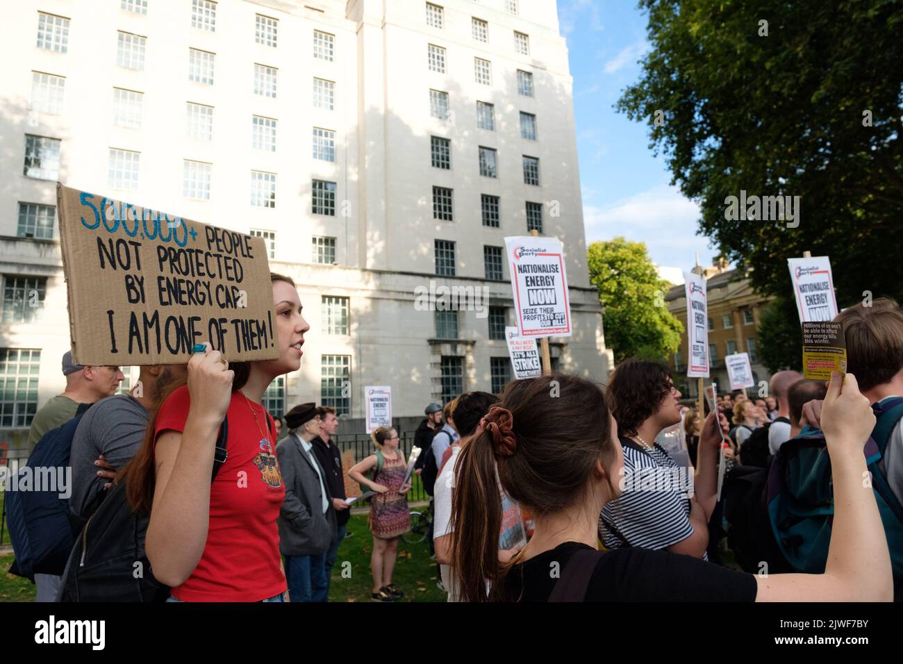 London, Großbritannien. 5 SEP, 2022. „Don't Pay UK“-Protest vor der Downing Street an dem Tag, an dem Liz Truss als neue konservative Parteiführerin angekündigt wurde und in einem Streit gegen den anderen konservativen Führungsanwärter Rishi Sunak zum nächsten Premierminister werden wird. „Don't Pay UK“ ist eine Bewegung gegen den enormen Anstieg der Energiekosten und fordert eine erschwingliche Preisobergrenze. Stockfoto