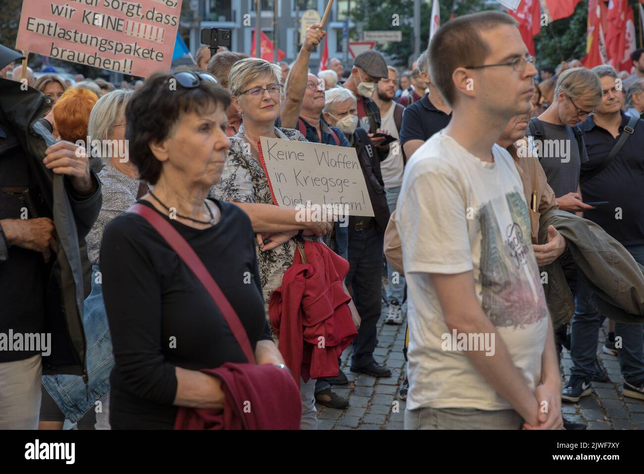 Demonstranten versammelten sich am 5. September 2022 in Berlin am Platz vor dem Neuen Tor 1 vor dem Bundesamtsgebäude der Partei Bündnis 90, den Grünen, um gegen die aktuelle Situation in Deutschland, die Gaskrise und den anhaltenden Krieg in der Ukraine zu protestieren. Viele Demonstranten hielten Zeichen, zum Beispiel, einige Teilnehmer waren gegen die NATO, und andere beschrieben ihren Unmut über die Waffenlieferungen an die Ukraine und die Sanktionen gegen Russland. Viele Teilnehmer äußerten auch, dass die aktuelle deutsche Regierung eine destruktive Politik sei. Einige Teilnehmer auch das Gefühl, dass die gov Stockfoto