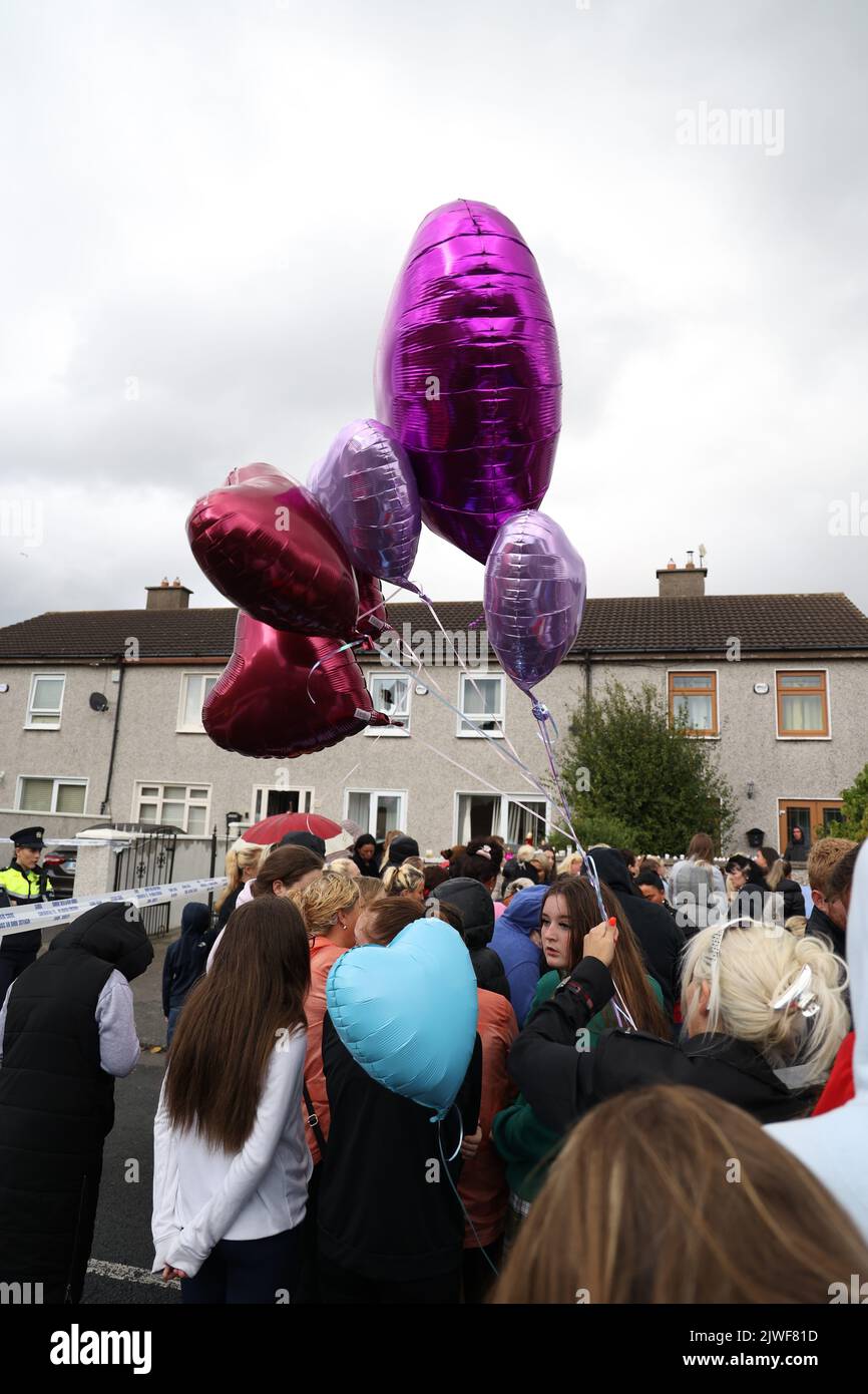 Menschen nehmen an einer Mahnwache vor einem Haus auf der Rossfield