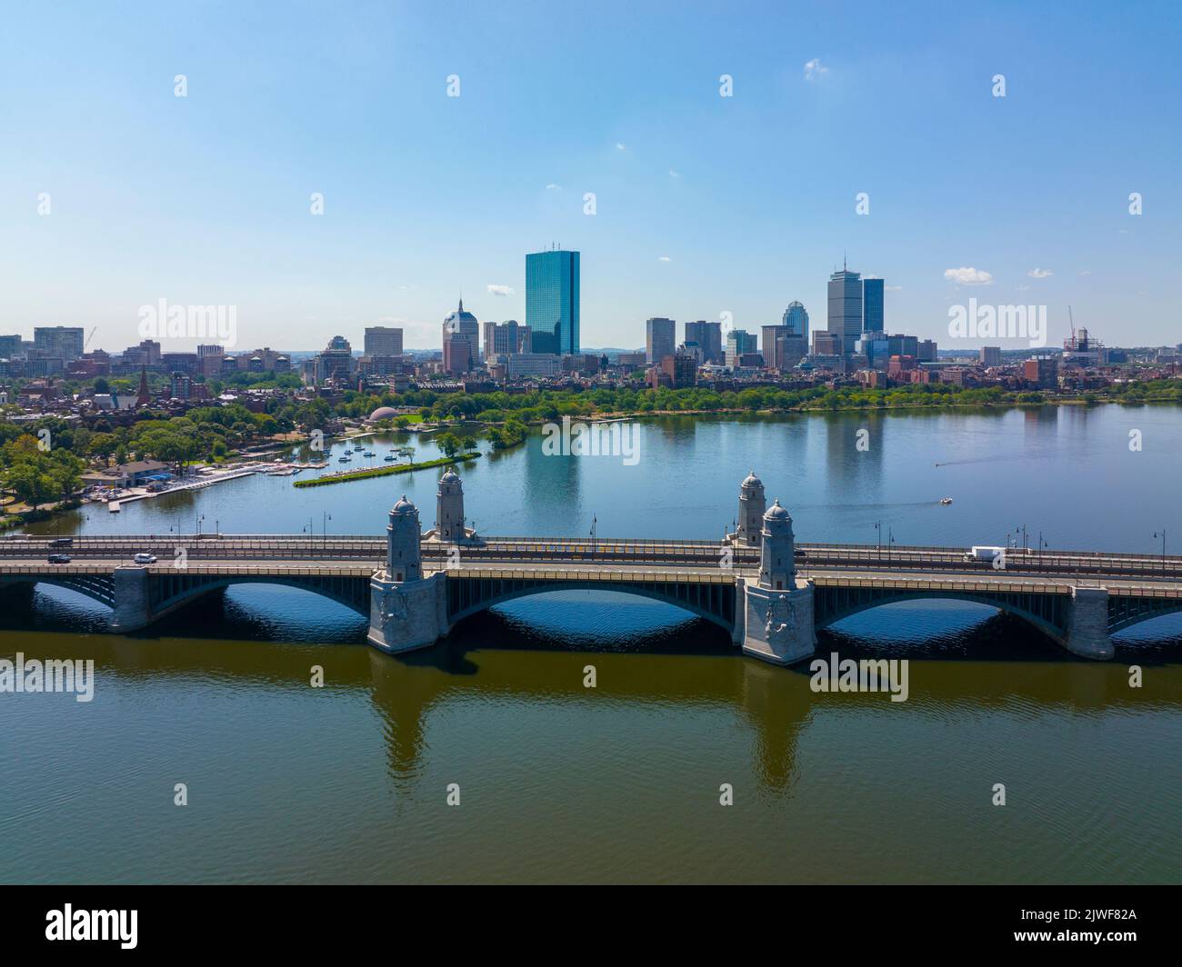 Longfellow Bridge-Luftaufnahme, die die Stadt Cambridge und Boston über den Charles River mit der Skyline von Back Bay, Boston, Massachusetts, USA, verbindet. Stockfoto