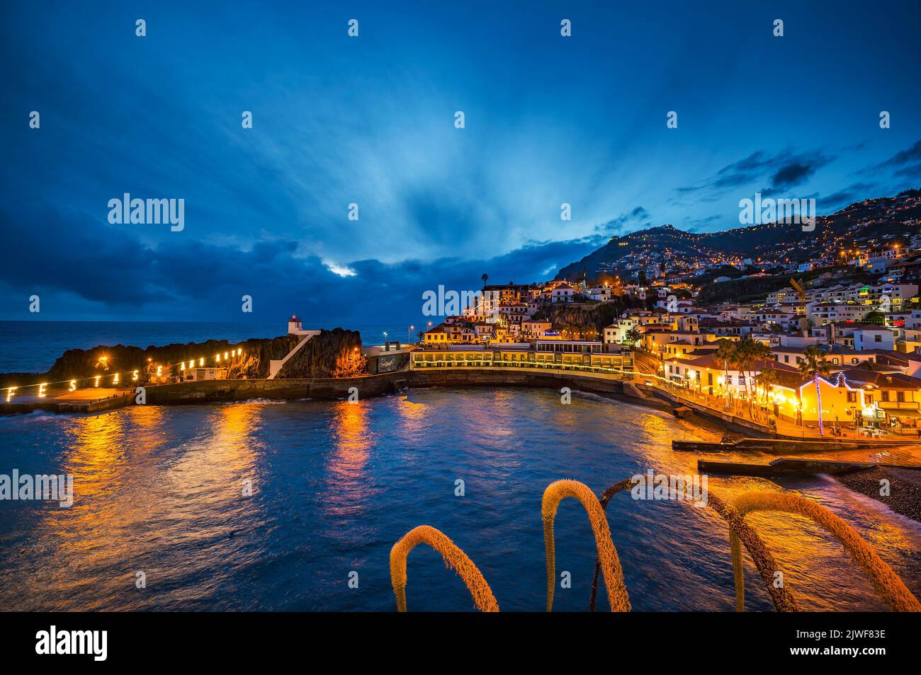 Camara de Lobos Hafen auf den Madeira Inseln, Portugal, fotografiert bei Nacht Stockfoto