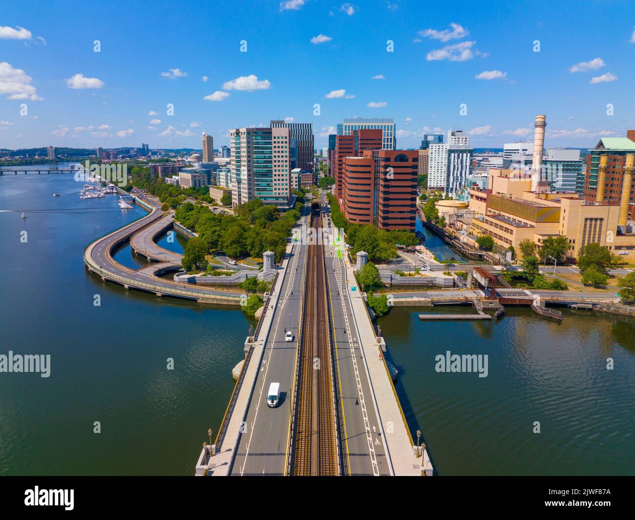 Skyline von Cambridge Kendall Square und Luftaufnahme von Longfellow Bridge, Boston, Massachusetts, USA. Die Brücke verbindet Cambridge und Boston über Charl Stockfoto