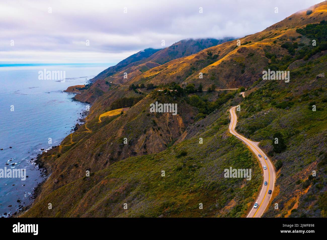 Luftaufnahme des Pacific Coast Highway entlang der Küste von Kalifornien Stockfoto