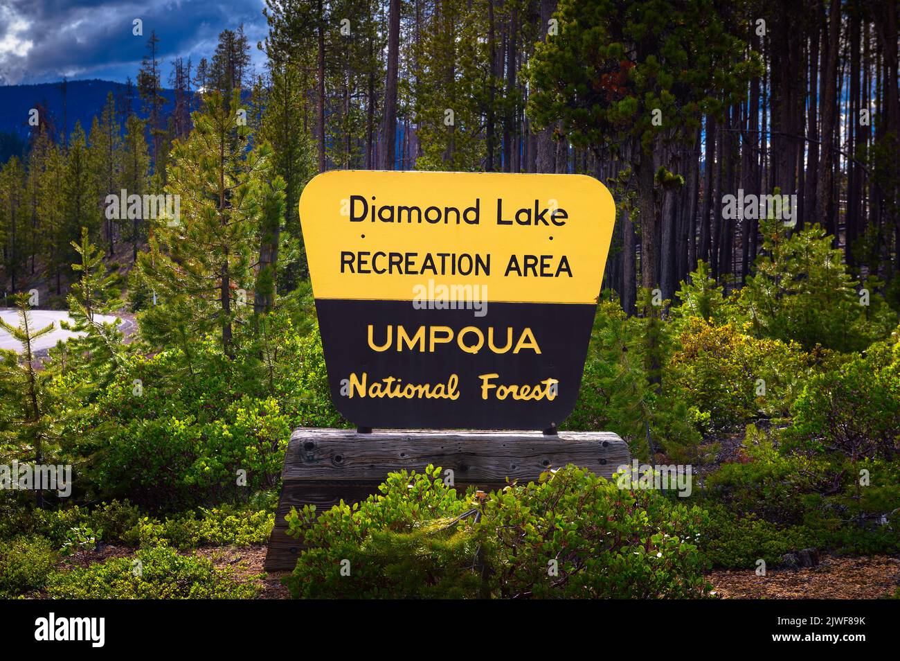 Begrüßungsschild am Eingang zum Diamond Lake in Oregon Stockfoto