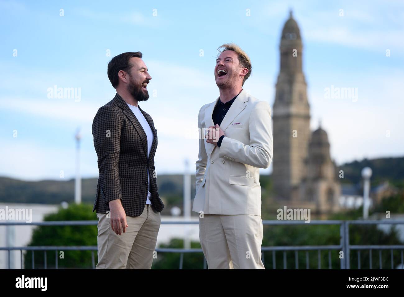 Martin Compston (links) und Phil MacHugh im Waterfront Cinema in Greenock vor der Vorschau ihrer neuen Serie, Martin Compstons Scottish Fling. Bilddatum: Montag, 5. September 2022. Stockfoto