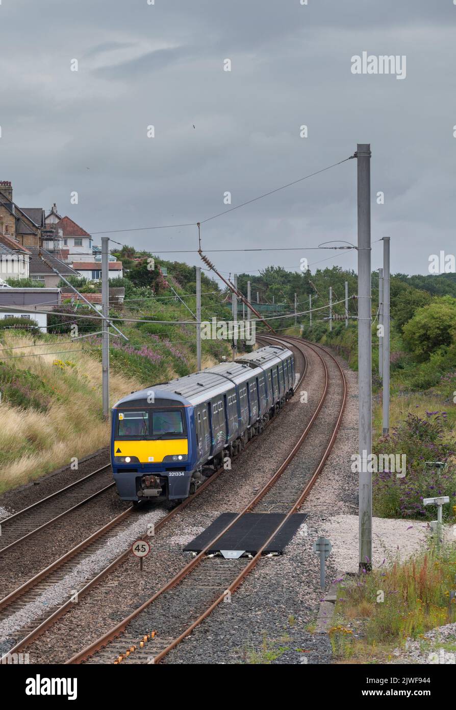 Betrieben von GB Rail Freight fährt ein Swift Express Parcels Demonstrationszug entlang der Hauptlinie der Westküste, der die HEST Bank passiert Stockfoto