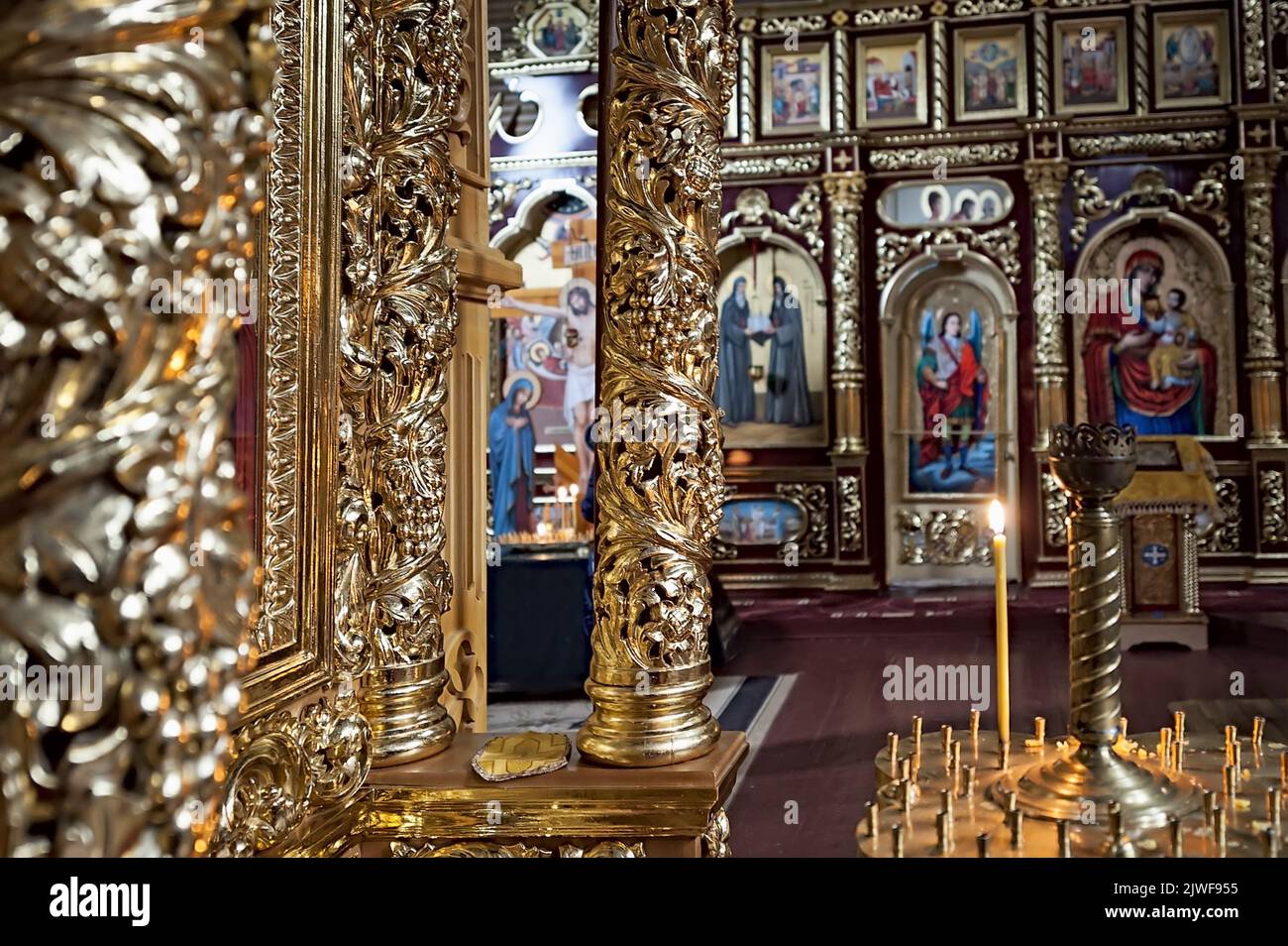 Goldene Innenräume von Manyava Skete von der Exaltation des Heiligen Kreuzes, bekannt als ukrainischer Athos in Karpaten der Westukraine Stockfoto