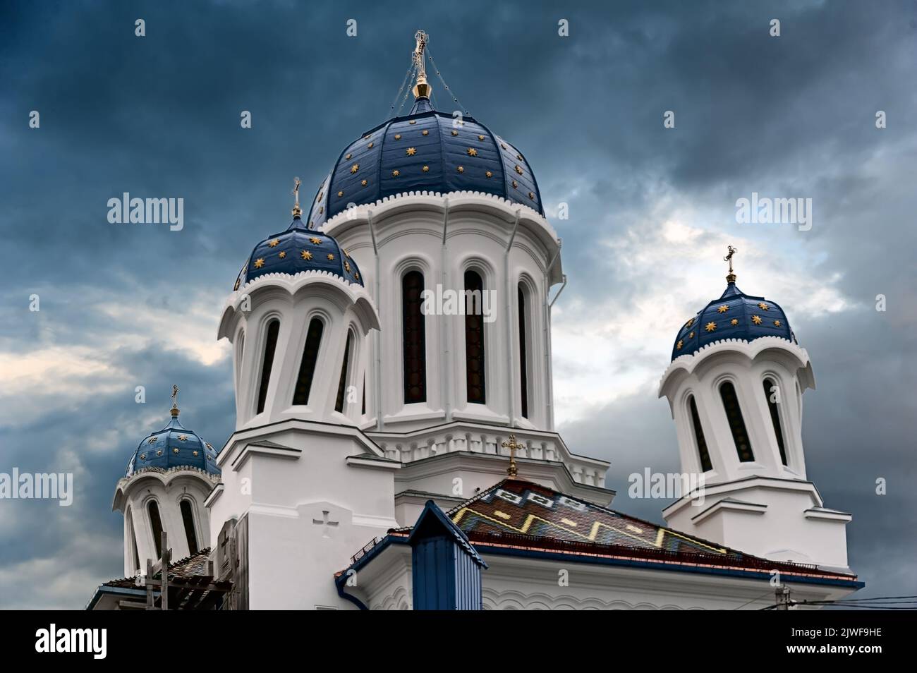 Verdrehte Kuppeln der St. Nikolaus Kathedrale, Chernovtsi, Ukraine Stockfoto