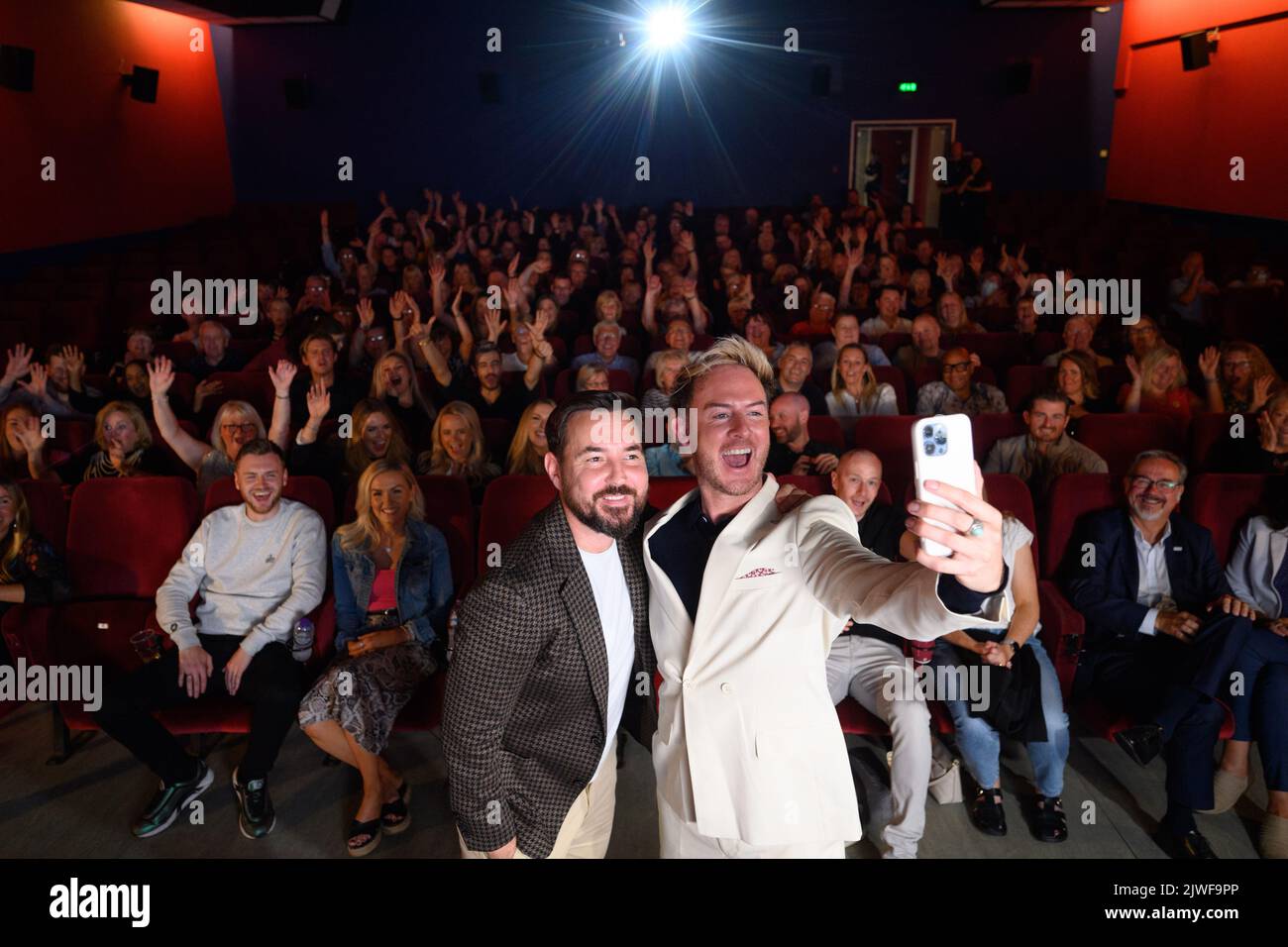 Martin Compston (links) und Phil MacHugh im Waterfront Cinema in Greenock vor der Vorschau ihrer neuen Serie, Martin Compstons Scottish Fling. Bilddatum: Montag, 5. September 2022. Stockfoto