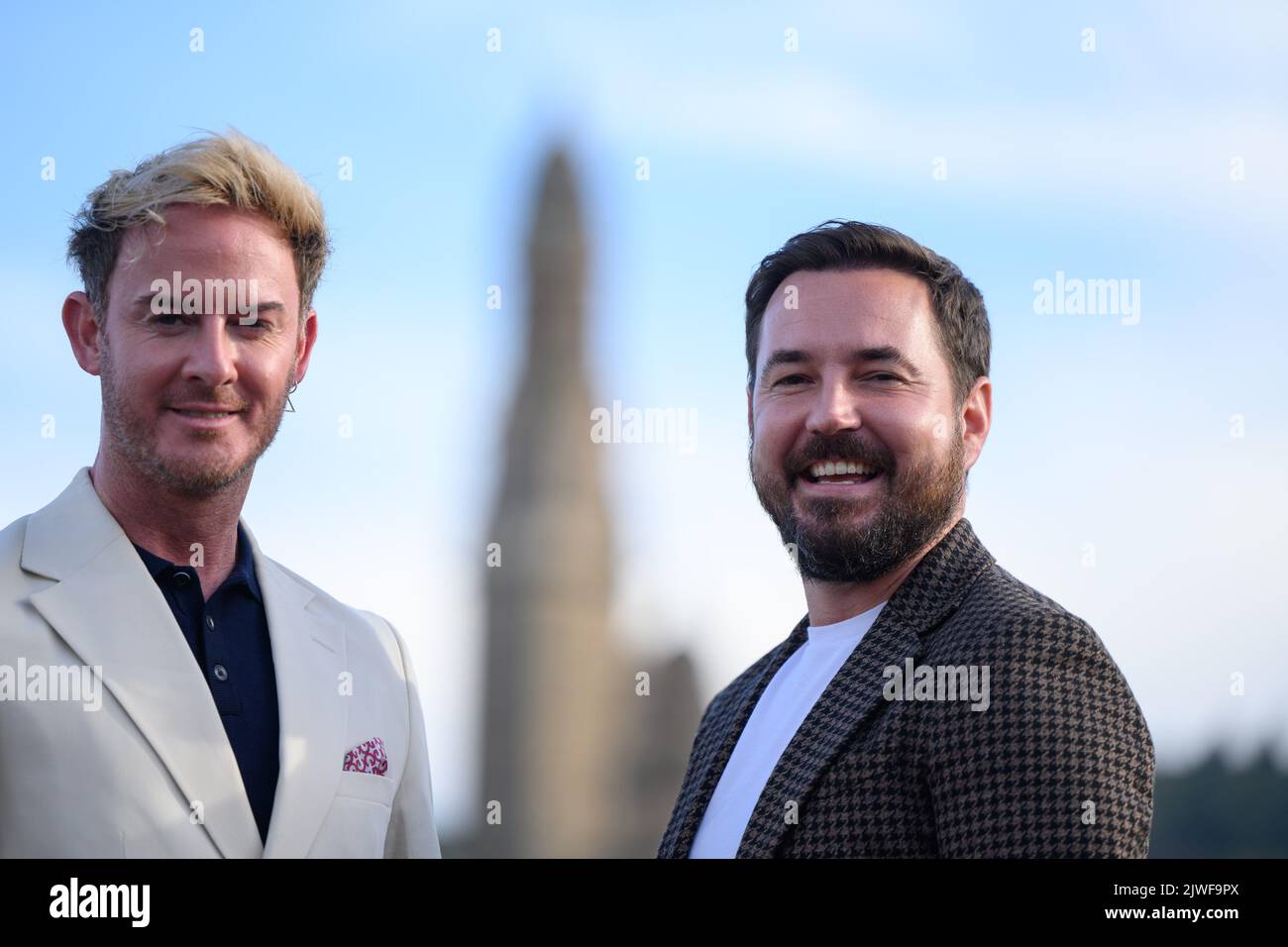 Phil MacHugh (links) und Martin Compston im Waterfront Cinema in Greenock vor der Vorschau ihrer neuen Serie, Martin Compstons Scottish Fling. Bilddatum: Montag, 5. September 2022. Stockfoto