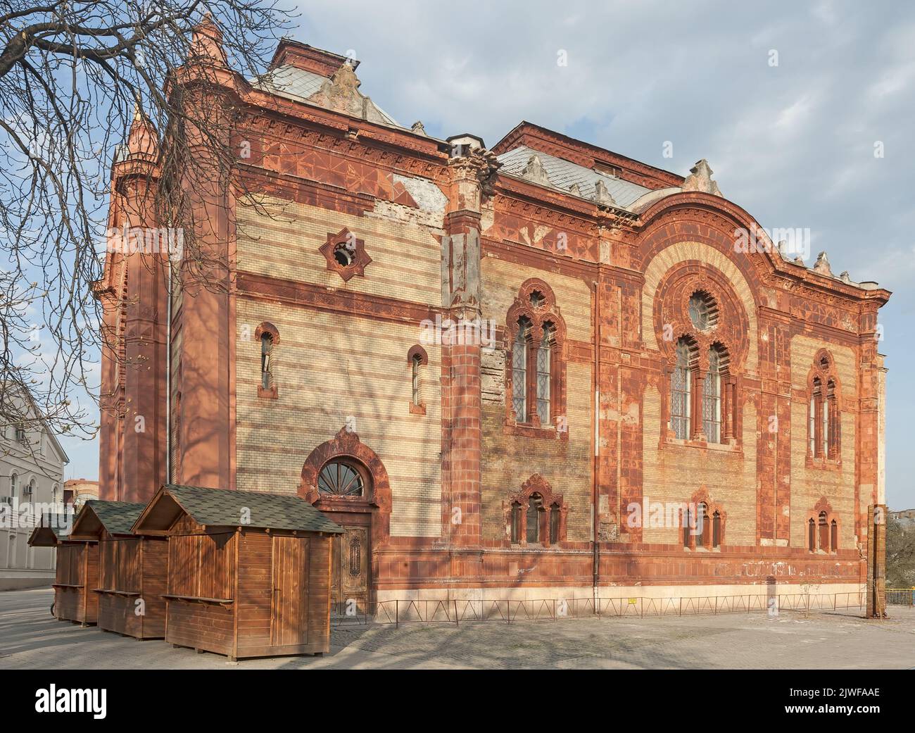 Gebäude der Transkarpaten Regionalen Philharmonischen Gesellschaft (ehemalige jüdische Tempelsynagoge) in Uschhorod, Ukraine Stockfoto