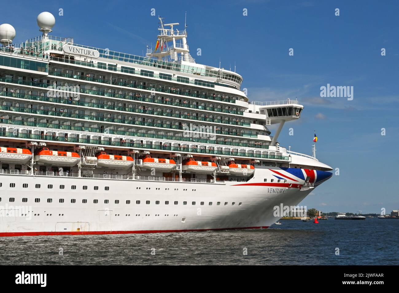 Amsterdam, Niederlande - August 2022: Großes P&O-Kreuzschiff Ventura kommt im Hafen von Amsterdam an Stockfoto