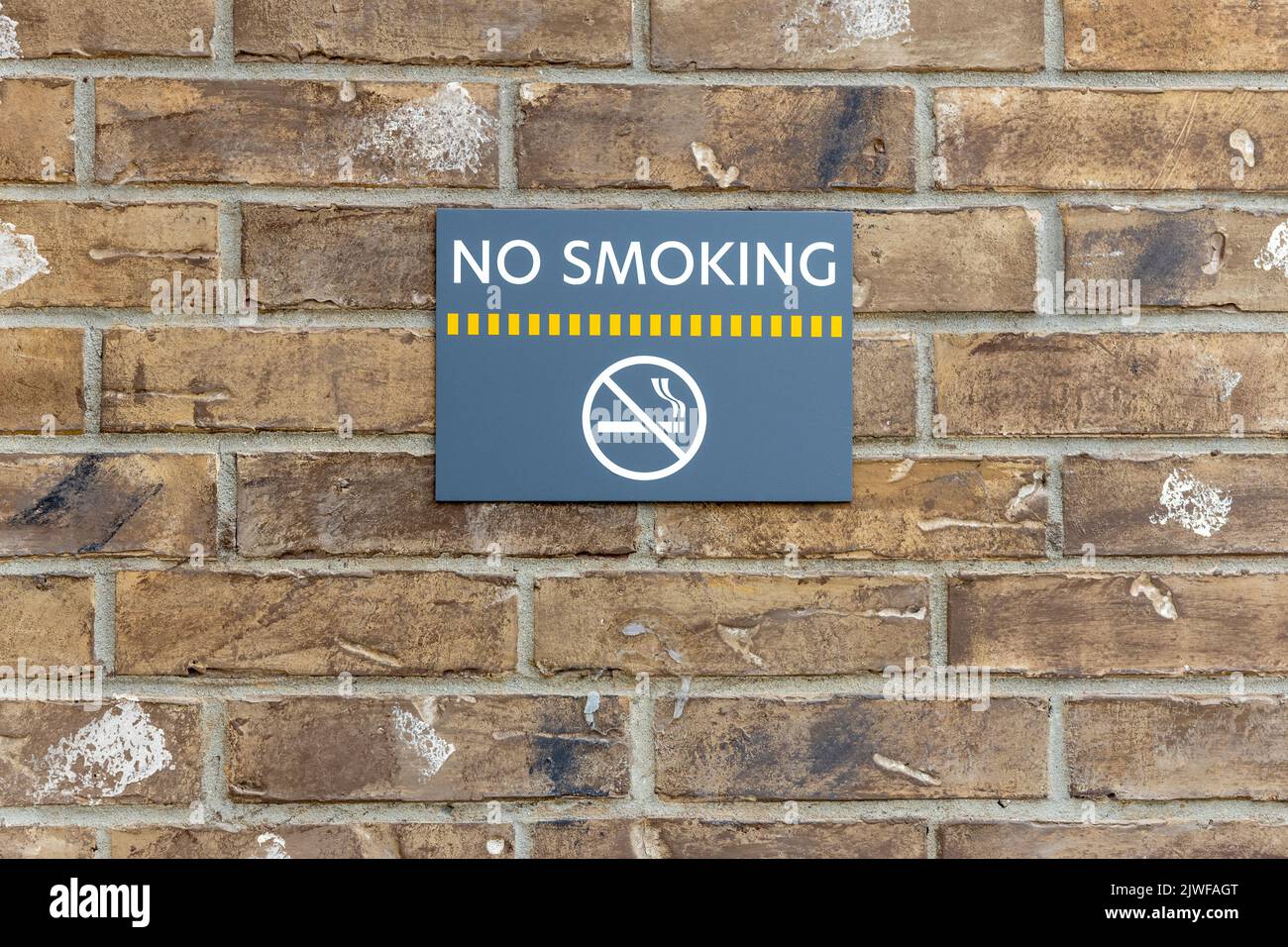 Rauchverbotsschild im Gebäude, Warnschild im Backsteinmauer-Hintergrund, Informationen zum Rauchverbot Stockfoto