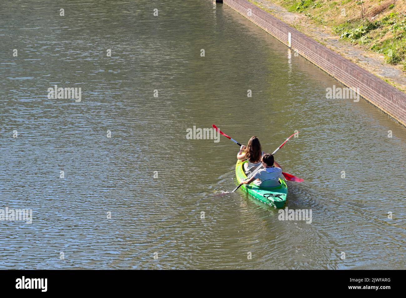 Utrecht, Niederlande - 2022. August: Zwei Personen fahren mit dem Kajak auf einem der Kanäle der Stadt Stockfoto