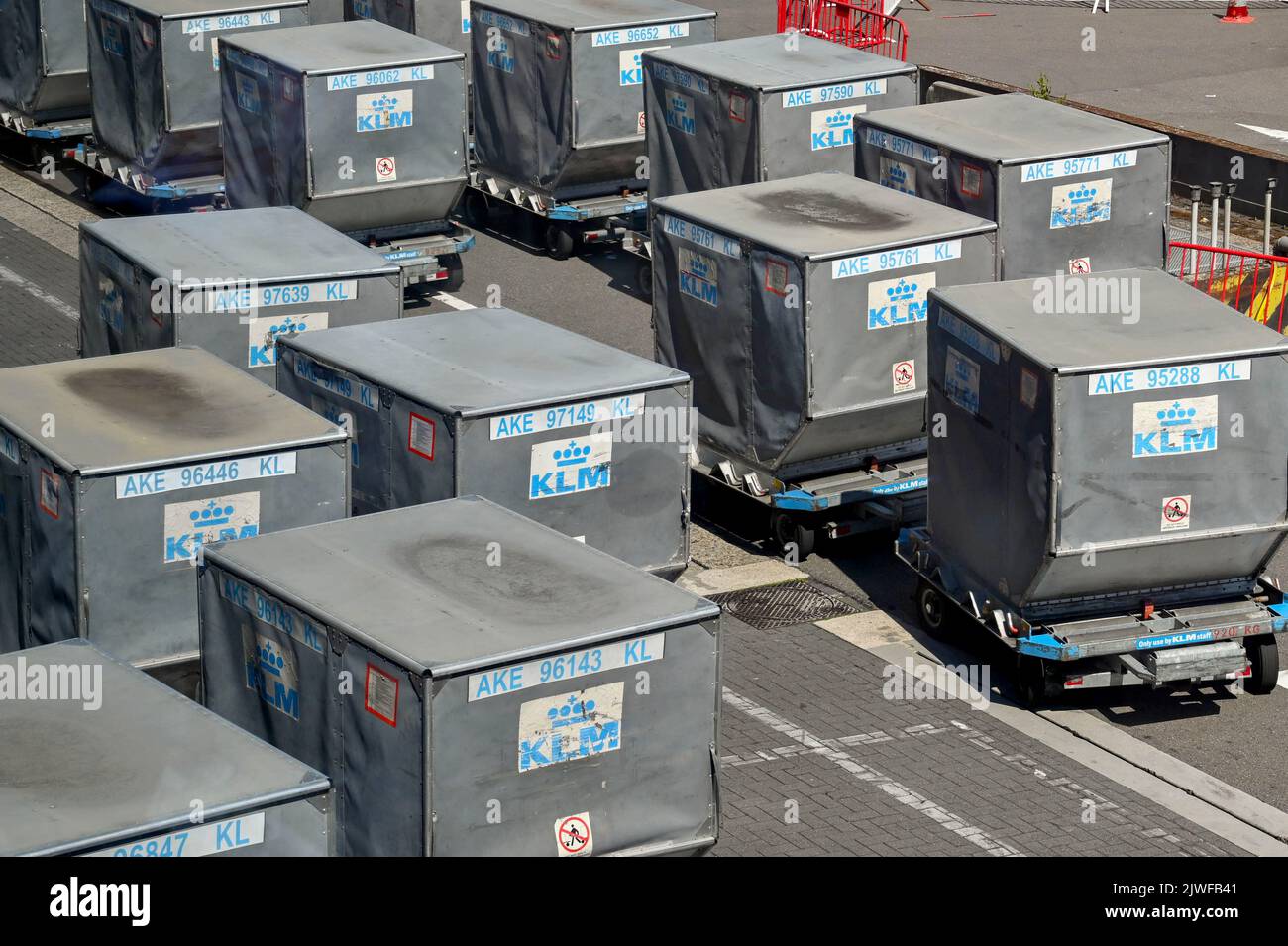 Amsterdam, Niederlande - August 2022: Luftfrachtpalettencontainer von KLM Royal Dutch Airlines auf Trolleys am Flughafen Schipol der Stadt Stockfoto