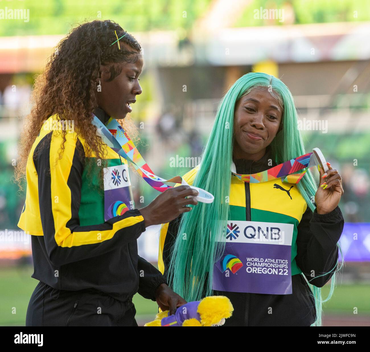 Shericka Jackson und Shelly-Ann Fraser - Pryce of Jamaica Medaillenübergabe für die Frauen 100m bei den Leichtathletik-Weltmeisterschaften, Hayward Field, Stockfoto