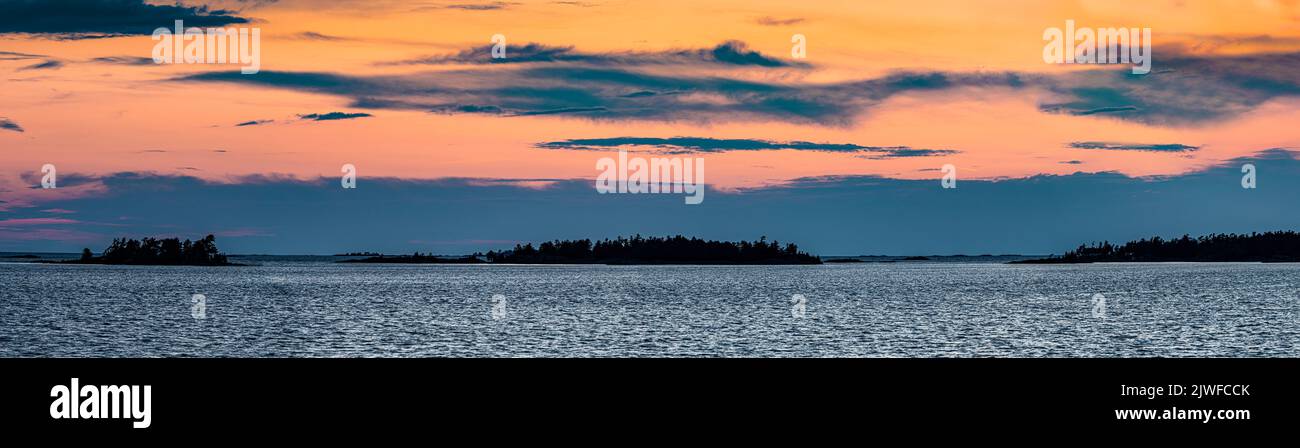 Sonnenuntergang über mehreren der 30.000 Inseln, die den Georgian Bay Archipel in Ontario, Kanada, bilden. Stockfoto
