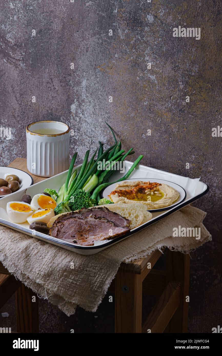 Frühstück mit hinterem Fleisch, Hummus und grünem Gemüse, Kopierplatz Stockfoto