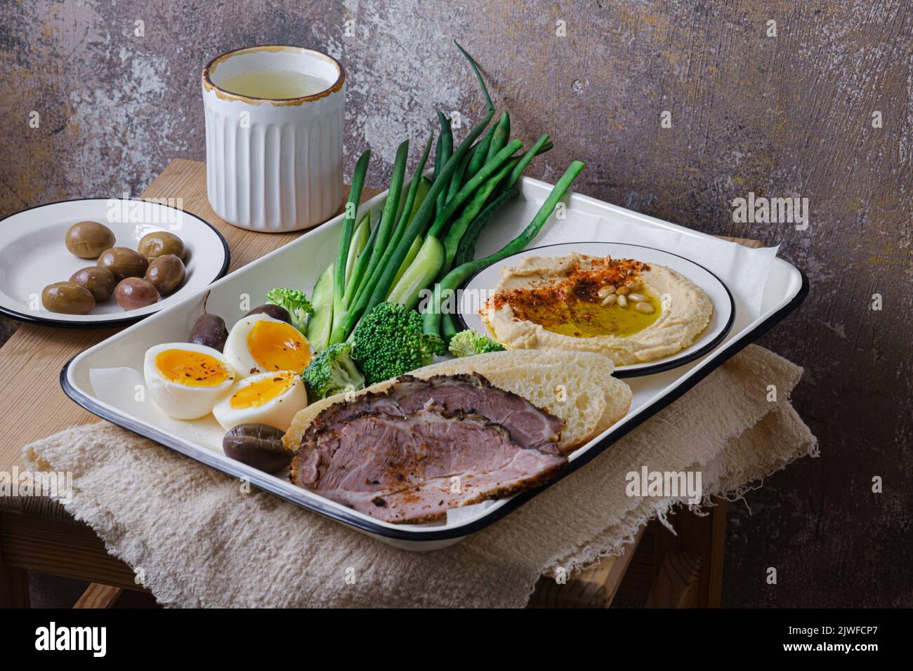 Frühstück mit hinterem Fleisch, Hummus und grünem Gemüse, Kopierplatz Stockfoto