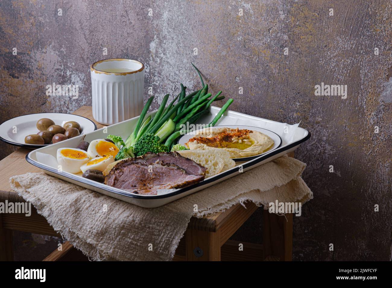 Frühstück mit hinterem Fleisch, Hummus und grünem Gemüse, Kopierplatz Stockfoto