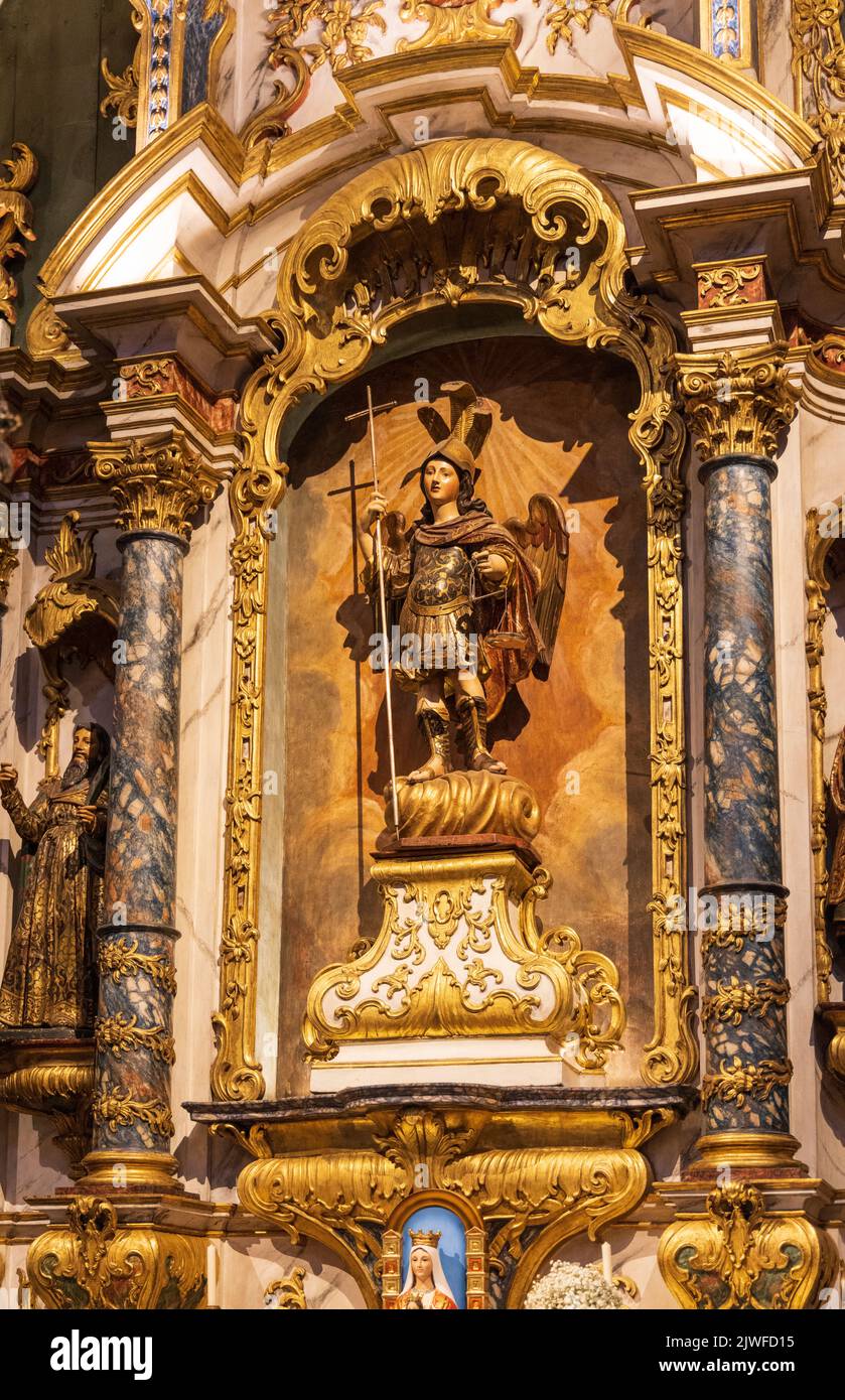 Altar des heiligen Erzengels Michael in der Kathedrale unserer Lieben Frau von der Himmelfahrt, Funchal, Madeira, Portugal Stockfoto