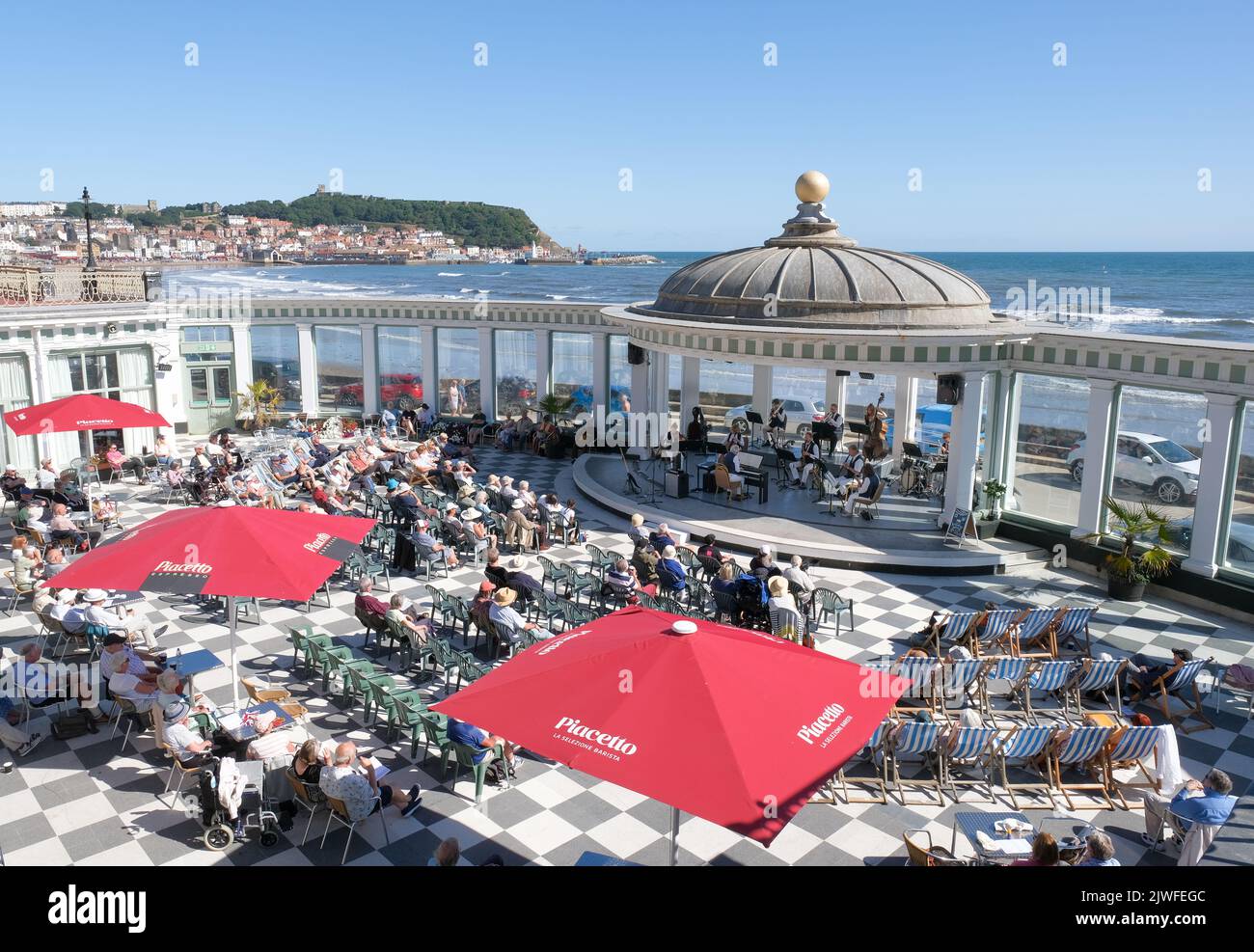 Scarborough, North Yorkshire, Großbritannien, September 1 2022 Blick über Scarborough Spa suncourt, wo Musiker Open-Air-Konzerte präsentieren. Stockfoto Scarborough, North Yorkshire, Großbritannien, September 1 2022 Blick über Scarborough Spa suncourt, wo Musiker Open-Air-Konzerte präsentieren. Stockfoto