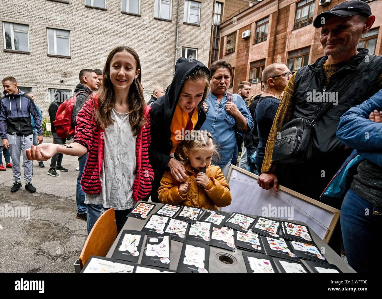 Non Exclusive: ZAPORIZHZHIA, UKRAINE - 04. SEPTEMBER 2022 - die Besucher wählen temporäre Tattoos während der Ausstellung-Verkauf zur Unterstützung der Gefangenschaft Verteidiger Stockfoto