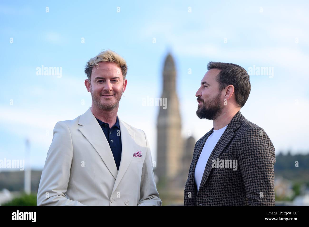 Phil MacHugh (links) und Martin Compston im Waterfront Cinema in Greenock vor der Vorschau ihrer neuen Serie, Martin Compstons Scottish Fling. Bilddatum: Montag, 5. September 2022. Stockfoto