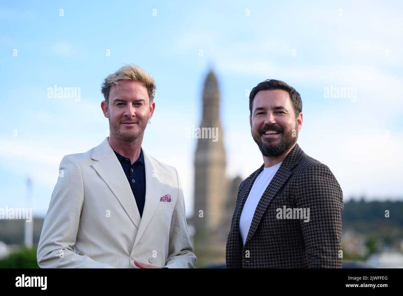 Phil MacHugh (links) und Martin Compston im Waterfront Cinema in Greenock vor der Vorschau ihrer neuen Serie, Martin Compstons Scottish Fling. Bilddatum: Montag, 5. September 2022. Stockfoto